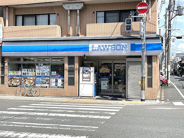 ローソン丸太町小川店 徒歩4分。 280m