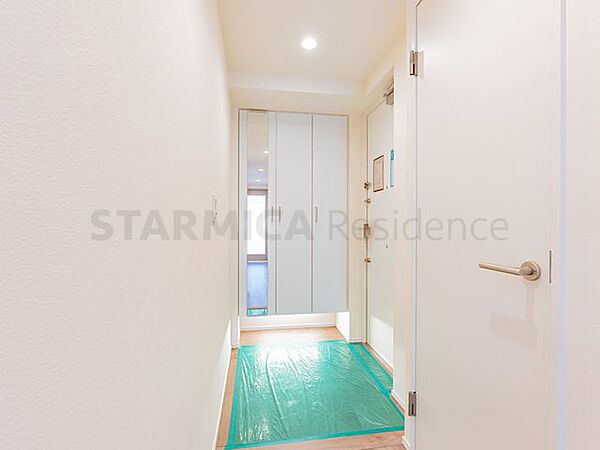 下足入れの横には全身鏡付きで身だしなみチェックができます