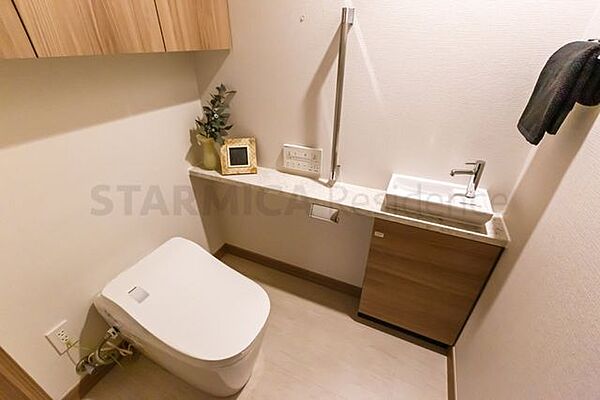 落ち着きのあるホテルライクなトイレ空間。内手洗いがあるので、朝の忙しい時間帯などにも嬉しい設備です。