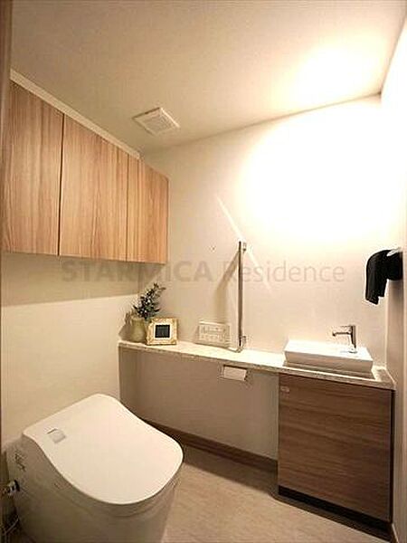 落ち着きのあるホテルライクなトイレ空間。内手洗いがあるので、朝の忙しい時間帯などにも嬉しい設備です。