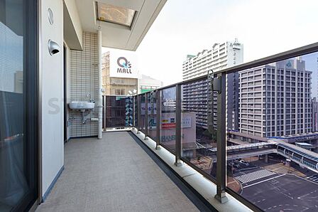 掃除用の雑巾やスニーカー等を洗うときに便利なスロップシンク付きのバルコニー
