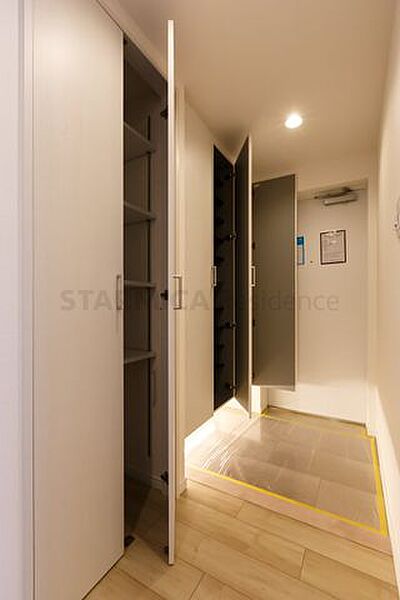 玄関には便利な人感センサー照明を設置