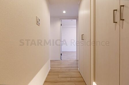 建具はホワイトカラーで統一し、明るく広がりのある空間を演出