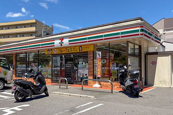 セブンイレブン豊中東泉丘店 徒歩7分。 550m