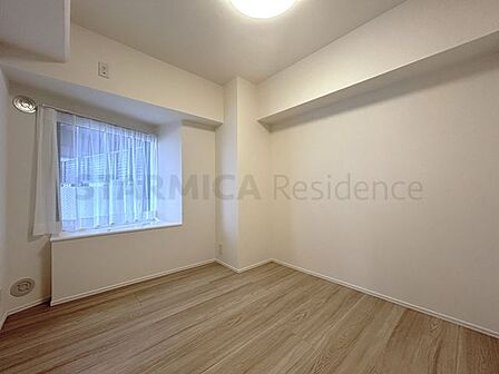 子ども部屋やご主人の書斎としても使える用途多様な約4.8帖の洋室