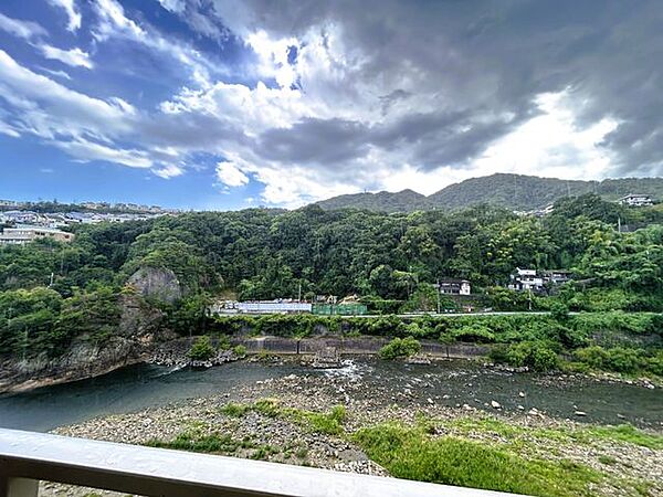 近くに小川が流れ、自然豊かな住環境