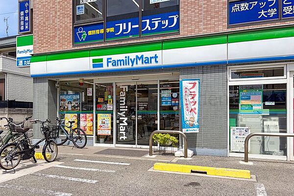 ファミリーマート摂津本山南店 徒歩8分。 640m
