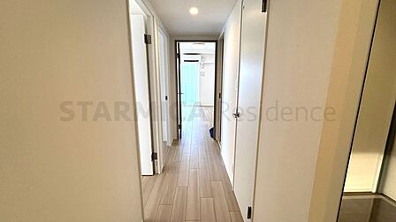 建具はホワイトカラーで統一し、明るく広がりのある空間を演出