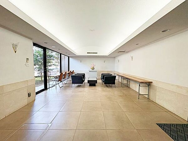 四季の彩りを感じる中庭を望む。日常を忘れさせる静謐な空間。