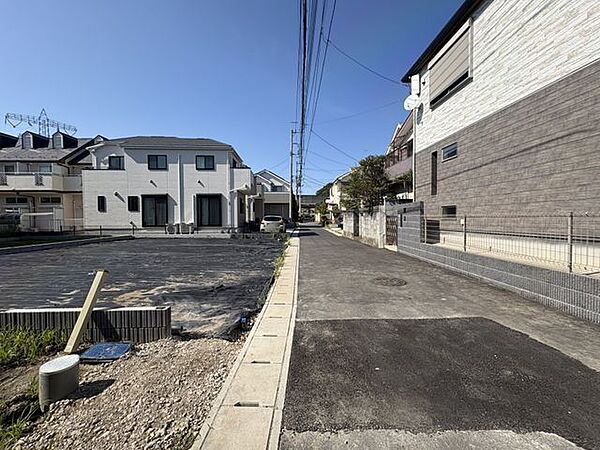 前面道路は市道です。（R8.8月撮影）