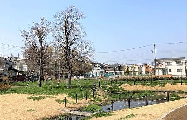 小塚山公園 徒歩8分。 620m