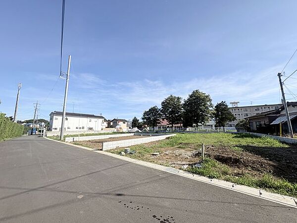 前面道路もゆとりあり (R8.7撮影)