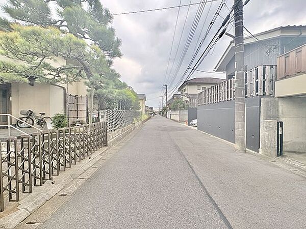 前面道路が広いので駐車しやすいです（R8.9月撮影）
