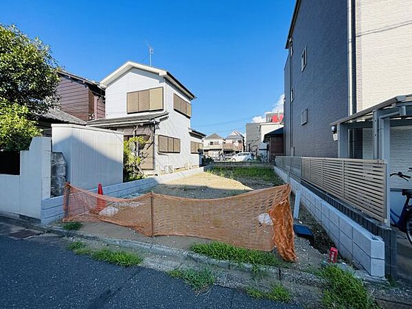 車通りも少ない前面道路です。2026年8月撮影