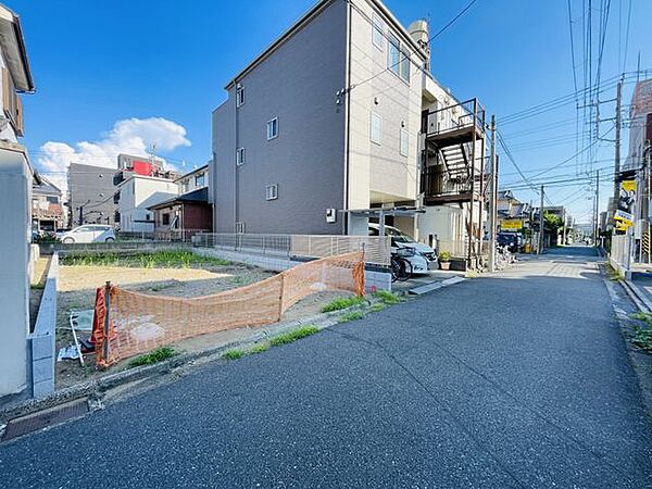 前面道路は4.1メートルの公道に面しています。2026年8月撮影
