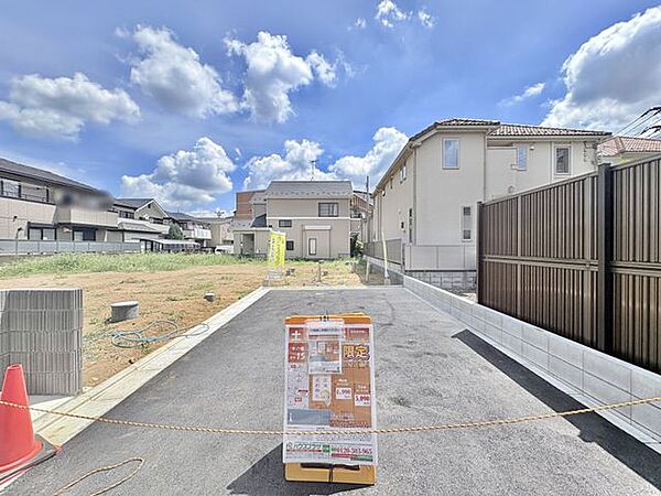 近くに遮る建物がない為、日当たりも確保されております。R8.8月撮影