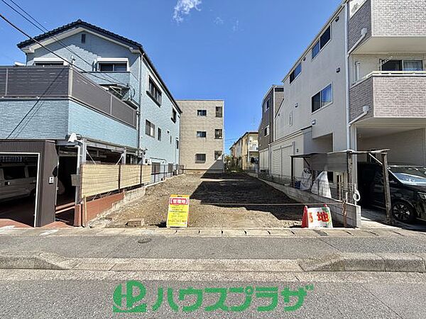 車通りの少ない通りに面しており、お子様連れも安心ですね。（2026.9月撮影）
