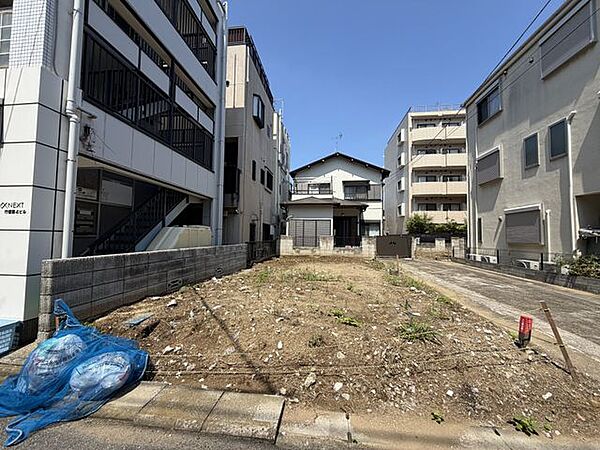 ゆったりとした道路幅が魅力の立地（2026.8月撮影）