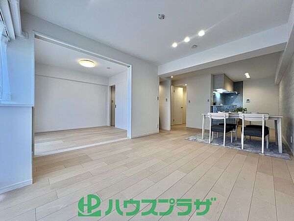 隣の居室の扉を開ける事でより開放感を感じることができますね！