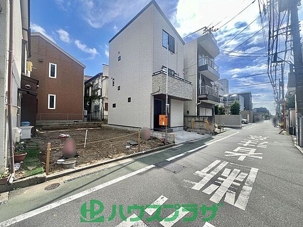 西向きのため日中だけでなく、夕日もよく当たります！（2026年10月撮影）
