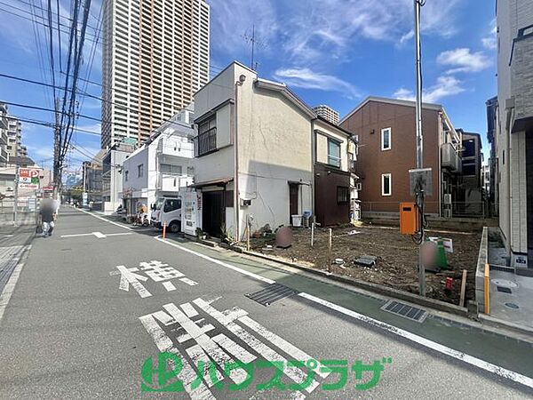 車通りはほとんどなく、急かされずに駐停車を行えます。（2026年10月撮影）
