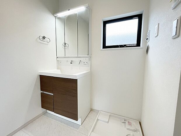洗面台には三面鏡を採用。下部のキャビネットの収納も容量が大きく、鏡を開けると収納スペースもあります。