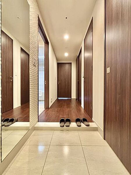 【高級感のある玄関】照明や建具等高級感のある玄関となっております。