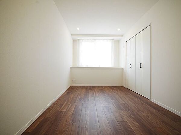 【子供部屋に適したお部屋】5.6帖洋室はお子様のお部屋としてちょうど良い大きさと明るさのお部屋です。
