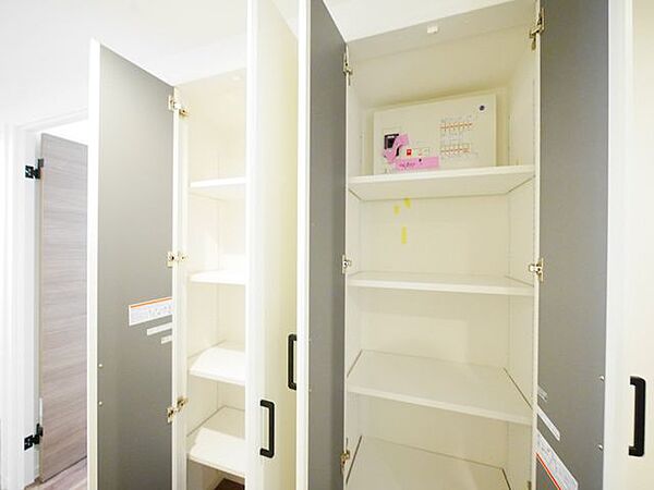 【廊下収納】廊下には可動棚タイプの収納となっている為お掃除用具等を収納することができます。