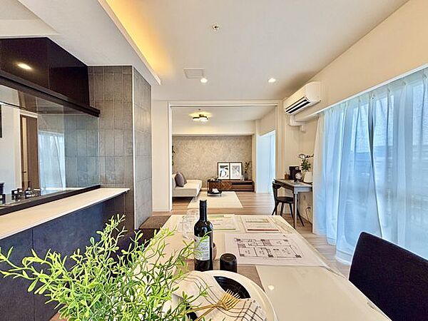 配膳や片付けの動線が最短に。ダイニングテーブルへの移動がスムーズ。