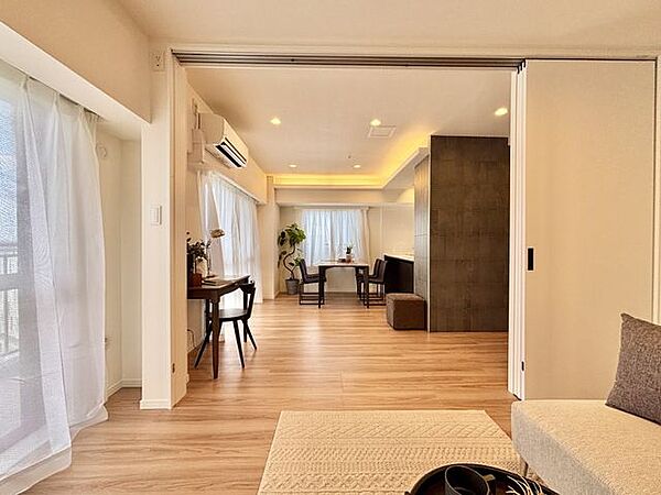 キッチンから部屋全体が見渡せる。子育て中も安心の見守り動線。
