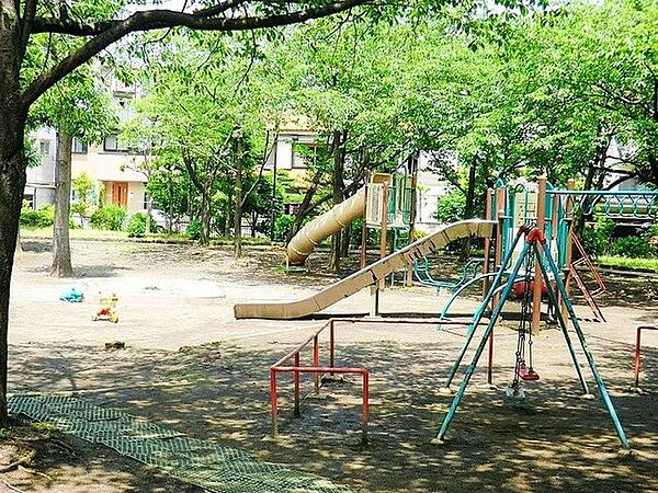 赤羽台公園 徒歩11分。 850m