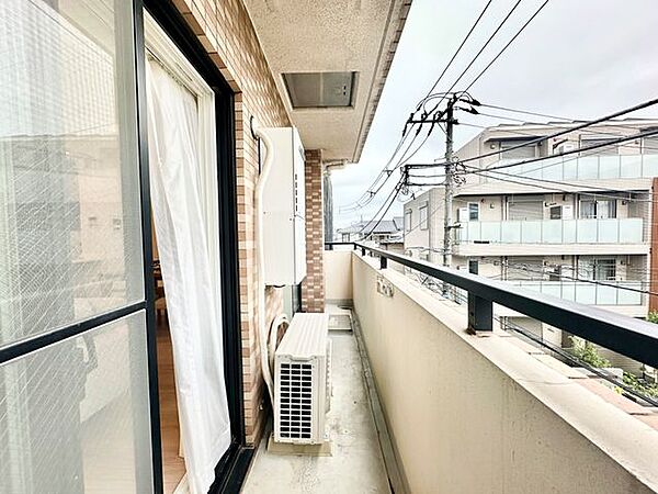 外からの視線や日差しを程よく遮り、室内のプライバシーと快適性を守る。