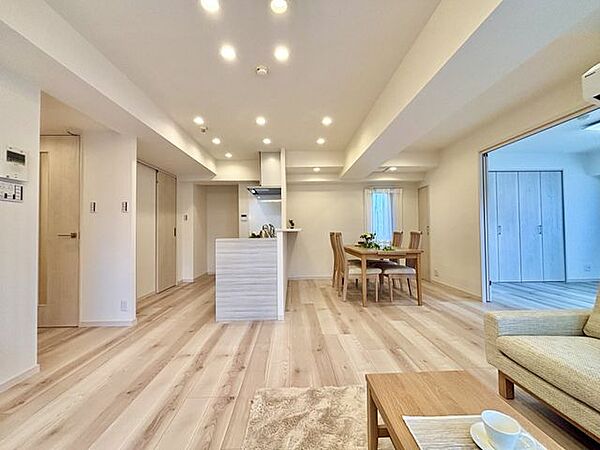 家族が集い、自然と会話が弾む。住まいの中心となる心地よい大空間。