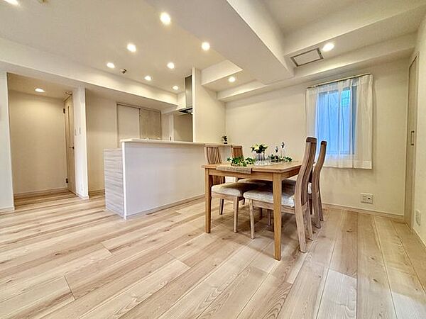 キッチンから部屋全体が見渡せる。子育て中も安心の見守り動線。