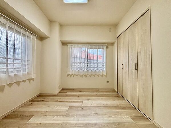 窓からの見晴らしが良く開放的。毎朝気持ちよく目覚められるお部屋。