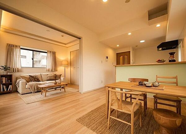 キッチンから部屋全体が見渡せる。子育て中も安心の見守り動線。※AIにて家具を生成しています。