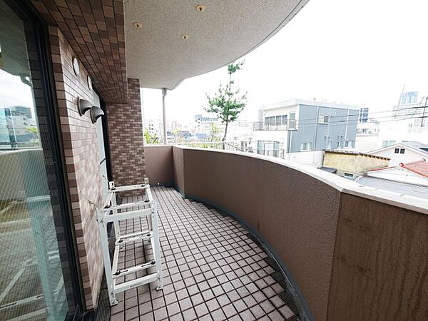 外からの視線や日差しを程よく遮り、室内のプライバシーと快適性を守る。