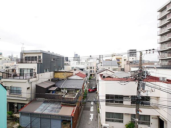 窓の外に広がる美しい景色。毎日の暮らしに贅沢な開放感と癒やしを。