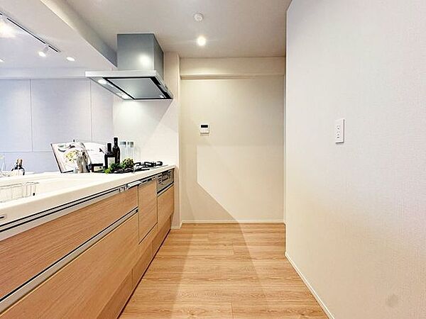 複数人で立ってもぶつかりにくい広さ。家族で一緒に料理を楽しめる。