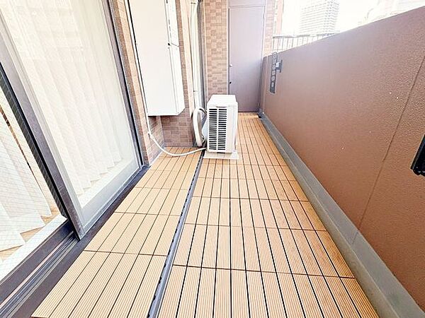 外からの視線や日差しを程よく遮り、室内のプライバシーと快適性を守る。