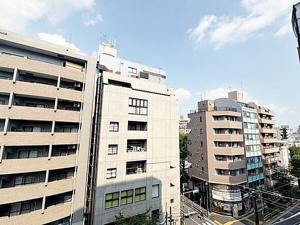 窓の外に広がる美しい景色。毎日の暮らしに贅沢な開放感と癒やしを。
