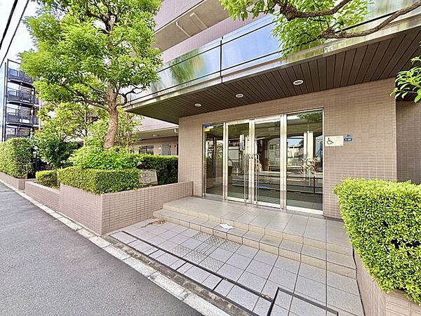 ホテルのような佇まいが住まいの顔に。訪れる人を心地よく迎える。