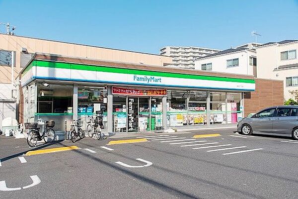 ファミリーマート新田三丁目店 710m