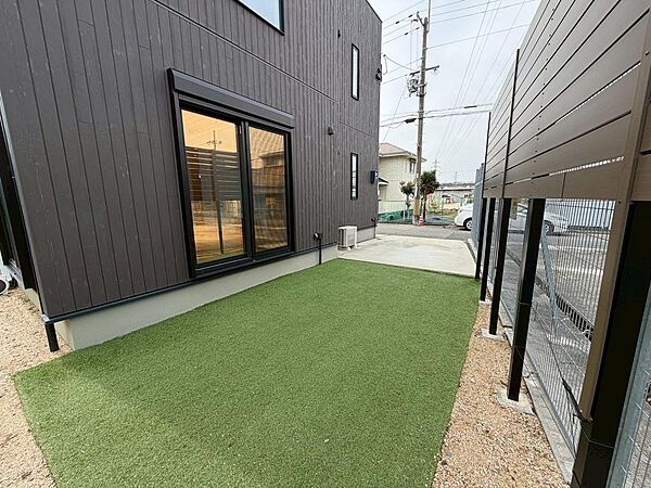 人工芝のお庭はお手入れしやすく、掃き出し窓から出入りもスムーズです。駐車場としても利用可能♪