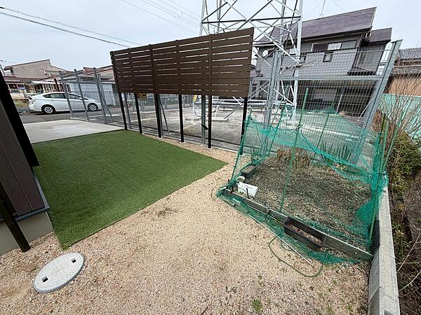 建物周囲は砂利敷で通気とメンテ性に配慮。点検もしやすい外構計画です。