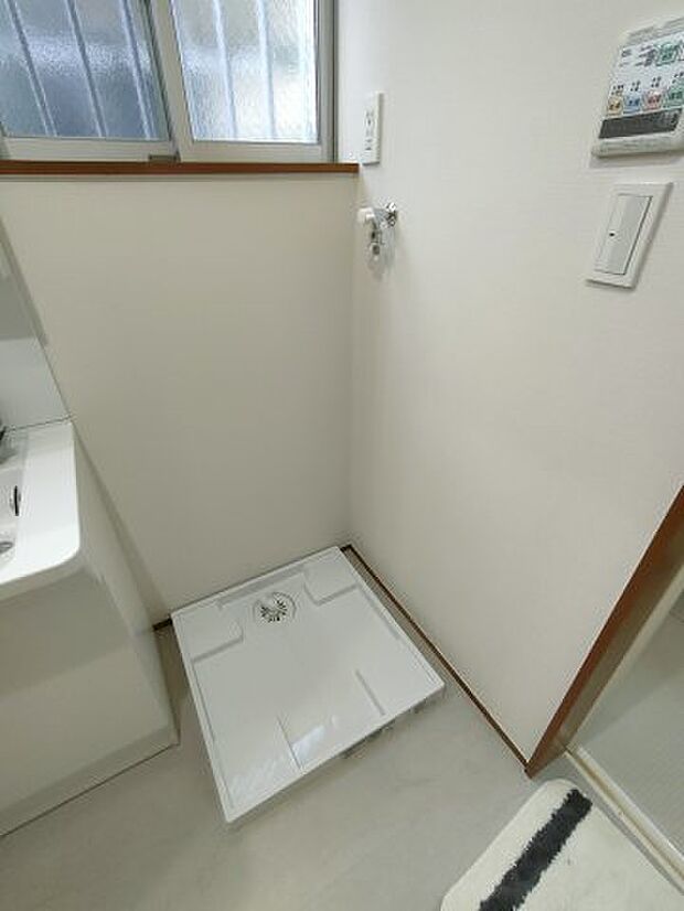 ・室内用洗濯機置き場　　室内の雰囲気を損なわないようにコンパクトに設置できます。