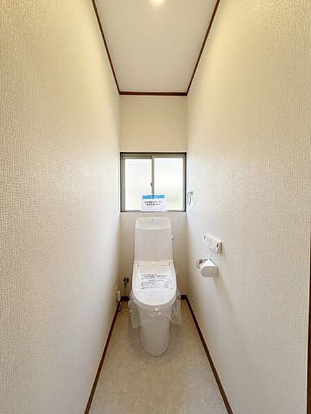 【内外装リフォーム完成済み】トイレはジャニス工業製の温水洗浄機能付きに新品交換しました。表面は凹凸がないため汚れが付きにくく、継ぎ目のない形状でお手入れが簡単です。節水機能付きなのでお財布にも優しい…