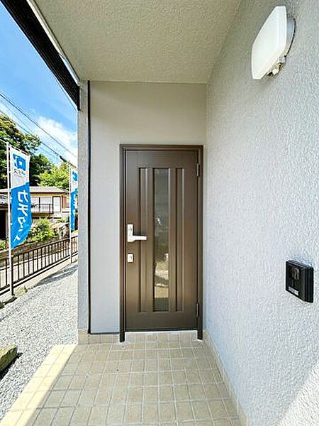 【内外装リフォーム完成済み】玄関（外部）の様子。駐車場からのポーチ階段を再造作すると同時に、玄関ドアの交換を行いました。南西側にあるため日当たりもよく、明るい玄関になりそうですね。