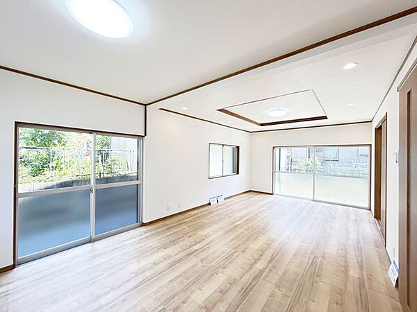 【内外装リフォーム完成済み】リビングの様子。天井と壁のクロスの張替え、床材や照明の交換等を行いました。